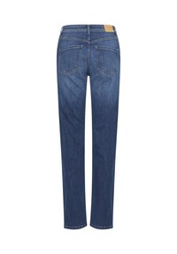 Donkerblauwe denim spijkerbroek met een rechte pijp, voorzien van twee achterzakken en een leren label op de tailleband. Glad textuur.