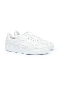Baskets en cuir blanc avec une texture lisse, design à tige basse, bout rond et semelle en caoutchouc épaisse. Présente des coutures subtiles et des accents de marque.