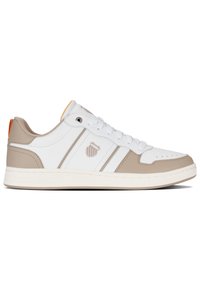 Valkoiset ja beige lenkkarit, joissa on sileä nahkainen päällinen, nauhakiinnitys edessä ja kumipohja. Varustettu sävykkäillä raidoilla ja logomerkillä.