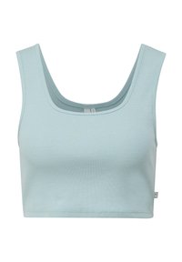 Jasnoniebieski, prążkowany crop top z szerokimi ramiączkami i okrągłym dekoltem. Gładka tekstura i szczegóły szwów, zaprojektowany z myślą o komforcie i swobodzie noszenia.