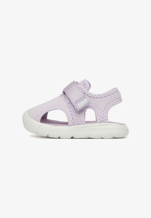 Sandalino per bambini di colore lilla con una tomaia in rete, design aperto, cinturino regolabile e suola in gomma bianca con motivi di battistrada testurizzati.