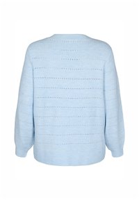 Gaiši zila adīta džempera, kas piedāvā plašas piedurknes, apaļu kakla izgriezumu un atvērtu adījuma rakstu ar horizontālām svītrām.