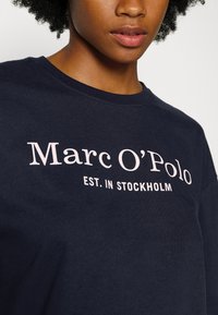 Marc O'Polo ROUND NECK - T-shirt estampada - deep blue sea