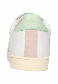 Sneaker in pelle bianca con tallone verde menta, accenti rosa pallido e blu. Presenta una superficie testurizzata e una suola color crema.