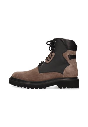 Stivale alla caviglia in pelle marrone e nera con tomaia in suede, chiusura con lacci sulla parte anteriore e suola in gomma testurizzata. Presenta un design curvo e un tallone rinforzato.