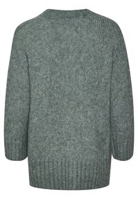Pull en tricot vert avec une coupe ample et des manches trois-quarts. Présente un col et un ourlet côtelés, mettant en avant un tissu texturé.