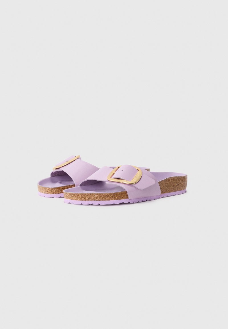 Lilafarbene Rutschsandalen mit einem breiten Riemen, goldenen Schnallenakzenten und einem Korkfußbett. Die strukturierte Gummisohle sorgt für Grip und Komfort.