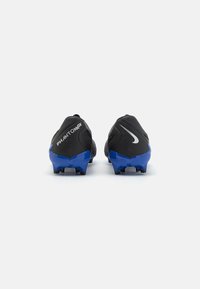 Scarpe da calcio nere con tomaia liscia, punta arrotondata, dettagli blu sul tallone e logo grigio. La suola presenta più tacchetti per una migliore trazione.