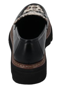Zapato negro de piel sin cordones con un acento de piel de leopardo en la parte superior, con punta redonda y costuras marrones contrastantes.