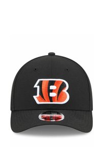Schwarze Kappe mit einem erhabenen gestickten Logo, das orange und schwarze Streifen zeigt. Verstellbarer Riemen mit einem gebogenen Schirm und strukturiertem Stoff.