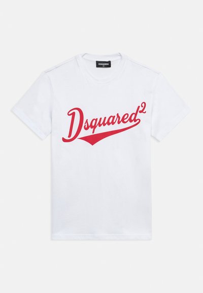 Λευκό κοντομάνικο μπλουζάκι με κόκκινο λογότυπο "Dsquared²" στο στήθος και μαύρη ετικέτα με το όνομα της μάρκας στο γιακά.