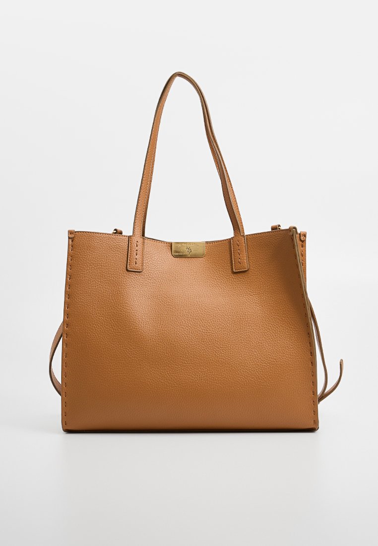 Sac en cuir marron avec une finition texturée, comportant deux longues poignées et un petit détail de fermoir en métal en haut.