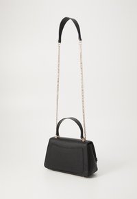Borsa nera realizzata in materiale testurizzato con una forma rettangolare e strutturata. Presenta una maniglia corta sulla parte superiore e una lunga tracolla a catena.