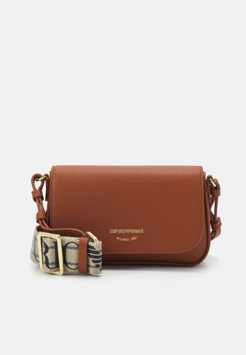 Braune Leder-Crossbody-Tasche mit strukturiertem Finish, goldenen Beschlägen und einem gemusterten Gurt. Mit dem Markennamen in goldener Prägung.