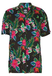 Camisa de botones de manga corta en tejido negro con un vibrante estampado floral en tonos rosas y verdes, y un diseño de cuello clásico.