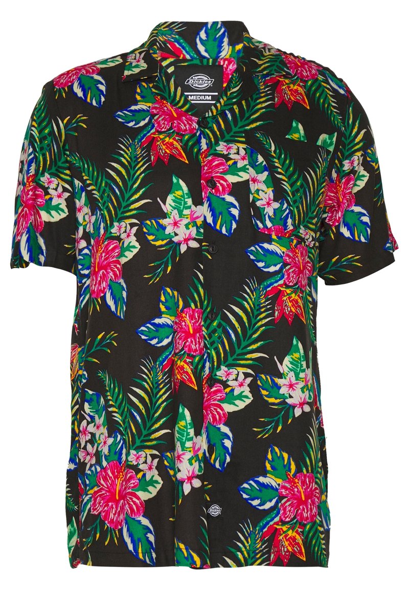 Camisa de botones de manga corta en tejido negro con un vibrante estampado floral en tonos rosas y verdes, y un diseño de cuello clásico.