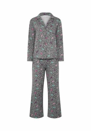 Haut de pyjama gris avec imprimé léopard et nœuds colorés en violet, rose et turquoise sur la partie supérieure de la poitrine et l'épaule d'une personne.