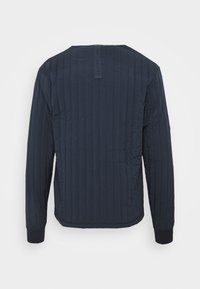 Granatowa pikowana kurtka o żebrowanej teksturze, z długimi rękawami i okrągłym dekoltem. Posiada metkę na plecach oraz elastyczne mankiety.