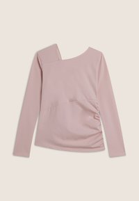 Top de manga larga en suave tela rosa, con un escote asimétrico y detalle fruncido en el lateral, textura lisa.