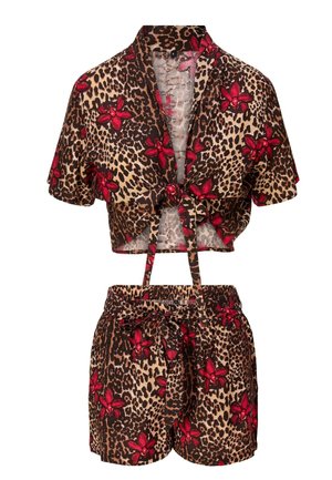 Krótki zestaw z koszulką i szortami w wzór w panterkę z czerwonymi kwiatowymi akcentami. Wykonany z lekkiego materiału, związywany z przodu w supeł i elastycznym pasem w talii.