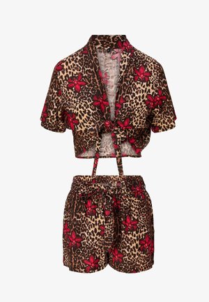 Krótki zestaw z koszulką i szortami w wzór w panterkę z czerwonymi kwiatowymi akcentami. Wykonany z lekkiego materiału, związywany z przodu w supeł i elastycznym pasem w talii.