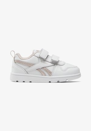 Zapatilla blanca para niño pequeño con dos tiras de velcro, franjas con el logo de Reebok en beige y un cuello acolchado sobre una suela blanca.