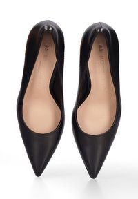 Décolleté in pelle nera con punta affusolata e finitura liscia. Presentano un décolleté basso e una soletta beige chiaro. Design classico e raffinato.