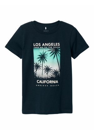 Camiseta de algodón negra con un estampado gráfico de palmeras y el texto: "LOS ÁNGELES," "CALIFORNIA" y "PLAYA SIN FIN" en colores contrastantes.
