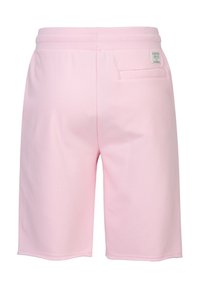 Lichtroze knielange shorts met een elastische tailleband, een enkele achterzak en een klein wit label boven de zak aan de rechterkant.