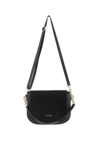 Crna crossbody torba s glatkom kožnom podlogom i teksturiranim baršunastim preklopom. Sadrži zlatne detalje i podesivu traku.