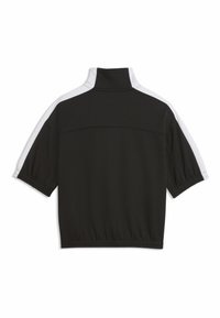 Haut de sport noir à manches courtes avec un col montant, comprenant des bandes d'accent blanches sur les épaules et des poignets élastiqués pour un ajustement près du corps.