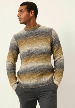 Strickpullover mit rundem Ausschnitt, der horizontale Streifen in Grau, Braun und Gold aufweist, aus einem strukturierten, warmen Material.