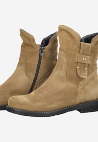 Beżowe zamszowe botki za kostkę z czarną podeszwą, z zamkiem błyskawicznym po jednej stronie i dekoracyjnym paskiem z przeszyciami po drugiej.