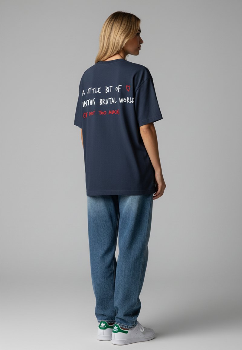 Navy-T-Shirt mit Text auf der Rückseite in Weiß und Rot. Kombiniert mit hellblauen Jeans und weißen Sneakern mit grünen Akzenten.
