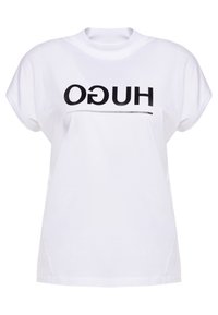 Camiseta de algodón blanca de manga corta, con un logo impreso en negro "HUGO" en la parte frontal y una línea horizontal debajo del texto.