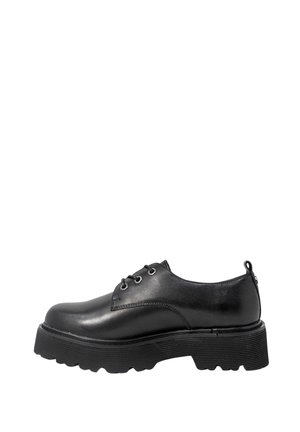 Scarpe in pelle nera con lacci, punta arrotondata, suola piatta strutturata e design minimalista. Presentano due paia di occhielli e un anello sul retro.