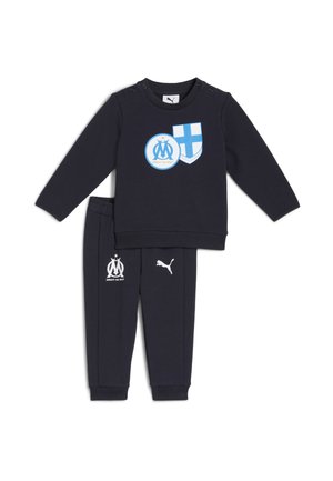 Czarny zestaw dla malucha: bluza i spodnie z niebiesko-białymi logotypami klubu piłkarskiego Marsylia i Puma, zatrzaski na ramieniu bluzy.