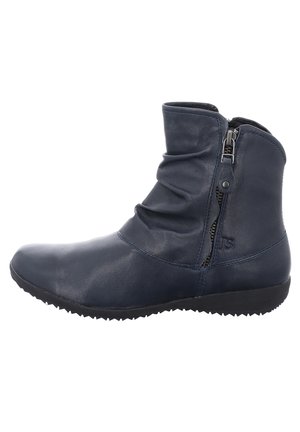 Botte de cheville en cuir bleu marine avec un design drapé, fermeture éclair sur le côté et semelle en caoutchouc texturée. Présente une surface lisse et des détails de couture.