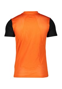 Jersey sportivo a maniche corte con fronte in tessuto a rete arancione e maniche in tessuto nero, dotato di scollatura a girocollo e cuciture piatte.