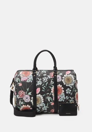 Geantă de voiaj florală, de culoare neagră, cu un model colorat de flori, dintr-un material texturat, cu două mânere și o curea de umăr detasabilă. Include un mic portofel negru.