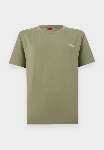 T-shirt kaki à manches courtes et col rond avec un petit logo blanc "HUGO" sur la poitrine gauche, présenté sur un fond clair uni.