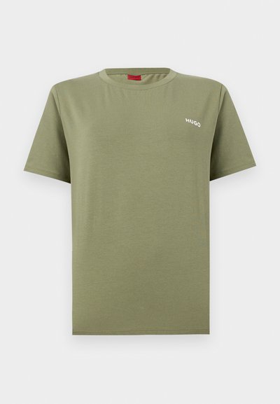 T-shirt kaki à manches courtes et col rond avec un petit logo blanc "HUGO" sur la poitrine gauche, présenté sur un fond clair uni.