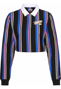 Zuschnitt schwarzes Rugby-Shirt mit langen Ärmeln, das vertikale Streifen in Blau, Pink und Gelb zeigt. Weißer Kragen mit eingesticktem Logo.