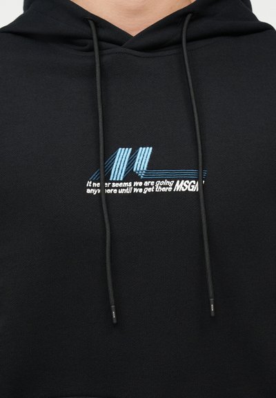 Sweat à capuche noir avec cordons noirs et texte brodé en bleu et blanc présentant des lignes abstraites et la phrase partielle "MSGA".