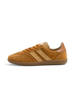 Basket décontractée en daim marron avec des bandes en cuir fauve, des détails perforés, des lacets marron et une semelle en caoutchouc à adhérence texturée.