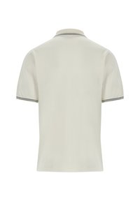 Polo-Shirt aus hellbeigem Baumwollstoff, mit einem klassischen Kragen und kurzen Ärmeln, die an den Bündchen mit schwarzen Streifen akzentuiert sind.