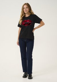 Culture CUFORA GITH SEQUINS - Marškinėliai su spaudiniu - black w red