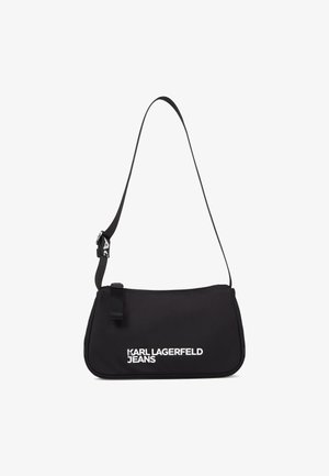 Must musta õlakott, millel on kõver kuju, valge "KARL LAGERFELD JEANS" logo ja reguleeritav rihm hõbedaste detailidega.