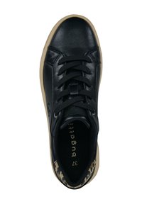 Schwarze Leder-Sneaker mit runder Zehenform, Schnürdesign und beiger Gummisohle. Das Innenfutter ist mit einem Leopardenmuster ausgestattet.