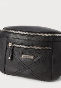 Bolso de cintura de cuero negro texturizado con dos cremalleras plateadas y una pequeña placa metálica que dice "ICEBERG" en el bolsillo frontal.